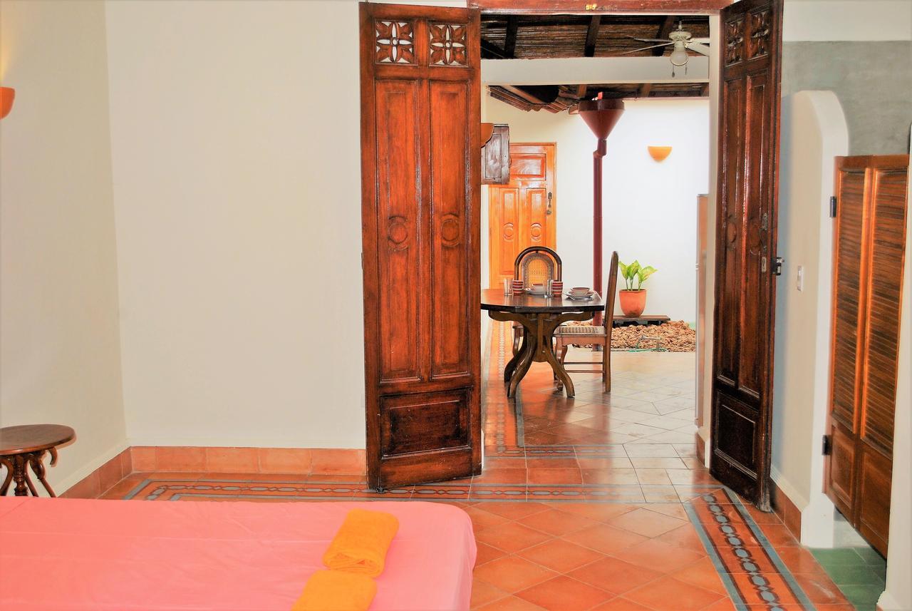 グラナダ Casa Calalaアパートホテル エクステリア 写真